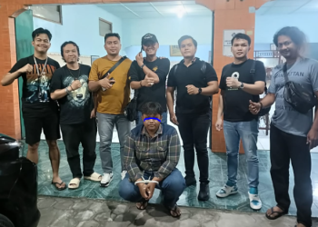 Tim Opsnal Polsek Kota Baru bersama Subdit Cyber Polda Yogyakarta menangkap Furqon Adjie Anto (26), karyawan toko di Jambi yang menggelapkan uang penjualan Rp53 juta, di Pantai Kukup, Gunung Kidul, Yogyakarta, Rabu (24/9/2025). (Dok, Nahar)