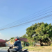 Seorang warga melintas di Kota Jambi pada siang terik, Selasa (23/9/2026). (Dok. Stepanus)