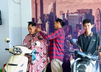 Seorang konsumen menikmati layanan pangkas rambut gratis dalam rangkaian perayaan Hari Pelanggan Nasional (Harpelnas) 2025 yang digelar PT Sinar Sentosa Primatama (Sinsen), main dealer sepeda motor Honda di Provinsi Jambi. (Dok. Stepanus)