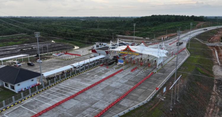 Gerbang Tol Pijoan, ruas Tol Betung–Tempino–Jambi Seksi 3 (Tempino–Ness) yang resmi dibuka untuk uji coba tanpa tarif sejak 14 September 2025. Dalam sepekan, lebih dari 51 ribu kendaraan tercatat melintas. (Dok. HK)