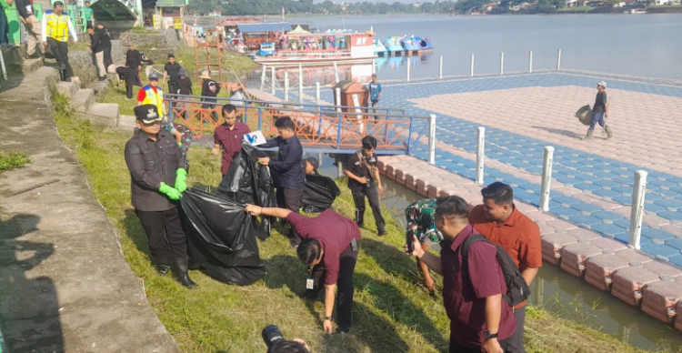 Wali Kota Jambi bersama jajaran pemerintah dan masyarakat mengikuti aksi bersih lingkungan di tepi Sungai Batanghari saat peluncuran program “Kampung Bahagia” bertepatan dengan peringatan World Cleanup Day, Rabu (24/9/2025). (Dok. Daus)