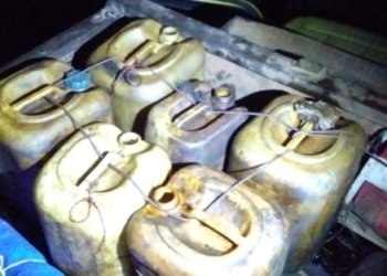 Barang bukti berupa jeriken berisi minyak mentah hasil illegal tapping yang diamankan tim Pertamina EP Field Jambi bersama kepolisian di Desa Pondok Meja, Muaro Jambi, Rabu (24/9/2025) dini hari. (Dok. Pertamina EP)