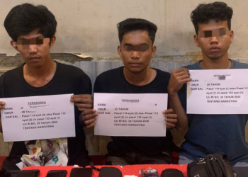 Tiga tersangka kasus narkotika bersama barang bukti sabu dan ekstasi yang diamankan Satresnarkoba Polresta Jambi, Kamis (25/9/2025). (Dok. Humas)