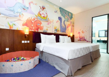 Kamar tematik anak bertema dinosaurus di Rumah Kito Resort Hotel Jambi, dilengkapi fasilitas bermain untuk anak dan dirancang khusus bagi keluarga yang ingin menikmati liburan bersama. (Dok. Rumah Kito)