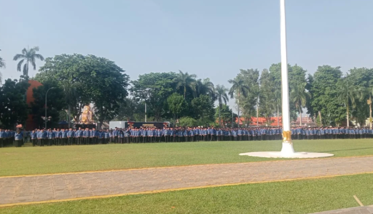 Ribuan PPPK Kota Jambi mengikuti upacara pelantikan dan penyerahan SK di Lapangan Balai Kota Jambi, Kamis (25/9/2025). (Dok. Stepanus)