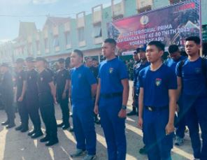 Personel Ditpolairud Polda Jambi bersama TNI, Polri, dan instansi terkait mengikuti apel karya bakti pembersihan Pasar Angso Duo, Jambi, dalam rangka HUT TNI ke-80, Jumat (19/9/2025). (Dok. Nahar)