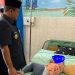 Wali Kota Jambi, Dr. Maulana, meninjau kondisi Asyah Nur Zhevania (2) balita penderita hidrosefalus di RSUD Raden Mattaher, Selasa (2/9/2025). (Dok. Stepanus)
