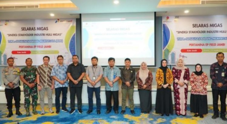 Field Manager PEP Field Jambi, Kurniawan Triyo Widodo dan jajaran berpoto usai kegiatan sosialisasi Barang Milik Negara (BMN) di Kenali Asam, Kota Jambi, Kamis (18/9/2025) (Dok, Nahar)