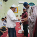 Gubernur Jambi Al Haris menyerahkan santunan kepada anak yatim dan dhuafa usai Safari Subuh di Masjid Darussa’adah, Desa Pondok Meja, Kecamatan Mestong, Muaro Jambi, Jumat (26/9/2025). (Dok. Stepanus)