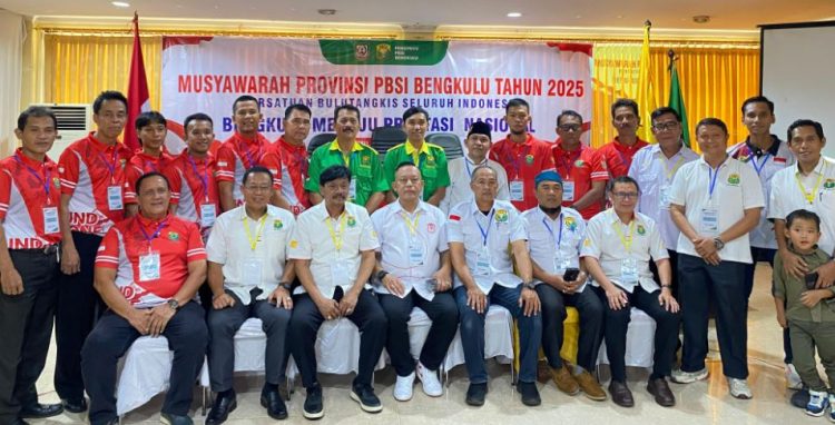 Ketua Umum terpilih PBSI Bengkulu Suharto (duduk tengah, kemeja putih) berfoto bersama pengurus pusat dan peserta Musprov PBSI Bengkulu 2025 di Hotel Merah Putih, Pantai Panjang, Bengkulu, Sabtu (27/9/2025).  (Dok. Yola)