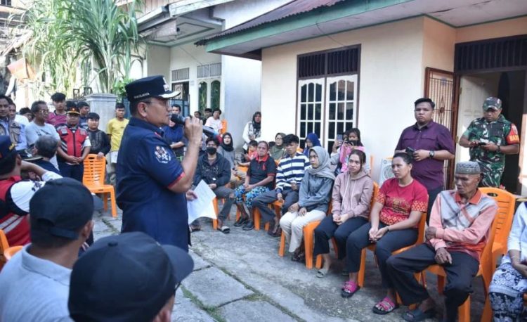 Wali Kota Jambi, dr. H. Maulana, MKM, berinterkasi langsung dengan warga terdampak kebakaran di Kelurahan Solok Sipin, Sabtu (28/9/2025). (Dok. Daus)