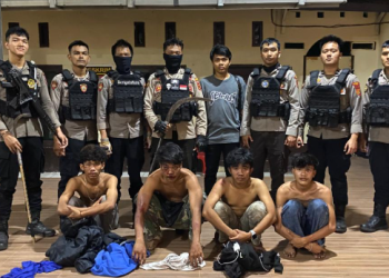 Tim 2 Serigala Polresta Jambi berhasil mengamankan empat pemuda yang membawa senjata tajam di depan Gand Hotel Kota Jambi, Minggu dini hari (27/9/2025). (Dok. Nahar)