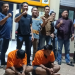 Anggota Polsek Kota Baru, Kota Jambi, menghadirkan dua tersangka begal dan curanmor di Mapolsek Kota Baru) (Dok. Nahar)