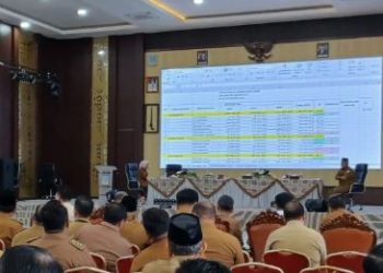 Wali Kota Jambi Maulana memberikan arahan kepada lurah dan petugas pemungut pajak terkait kelonggaran pembayaran Pajak Bumi dan Bangunan (PBB) di Aula Kantor Wali Kota Jambi, September 2025. (Dok. Stepanus)