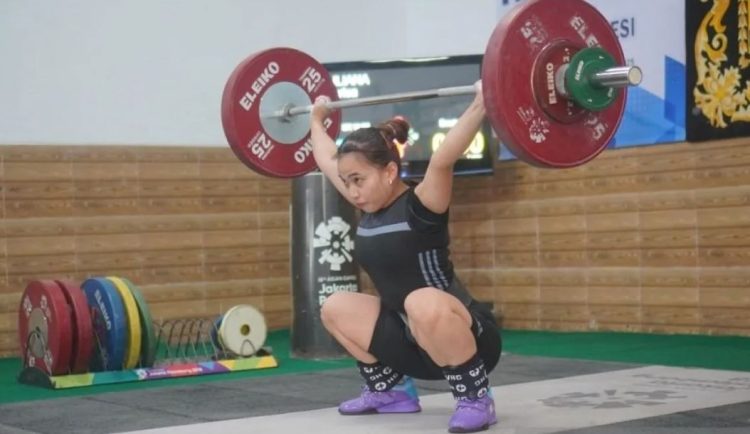Lifter putri Jambi Yuliana Klarisa saat menjalani latihan angkat besi. Ia akan memperkuat tim Indonesia pada Kejuaraan Dunia Angkat Besi di Norwegia, 2–11 Oktober 2025. (Dok. Stepanus)
