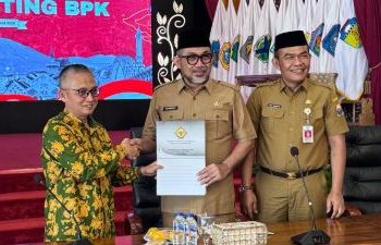 Sekda Provinsi Jambi, Dr. H. Sudirman, SH, MH, berjabat tangan dengan perwakilan BPK RI usai memimpin Exit Meeting dan Entry Meeting di Auditorium Rumah Dinas Gubernur Jambi, Selasa (30/9/2025). (Dok. Erit - Kominfo)