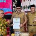 Sekda Provinsi Jambi, Dr. H. Sudirman, SH, MH, berjabat tangan dengan perwakilan BPK RI usai memimpin Exit Meeting dan Entry Meeting di Auditorium Rumah Dinas Gubernur Jambi, Selasa (30/9/2025). (Dok. Erit - Kominfo)