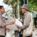 Personel Ditbinmas Polda Jambi menyerahkan paket sembako kepada warga kurang mampu di Kota Jambi, Jumat (5/9/2025). (Dok. Nahar)
