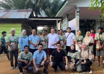 Sejumlah pihak dari PTPN IV Regional 4, Kejari Batanghari, dan relawan SEAD berfoto bersama warga Suku Anak Dalam usai kegiatan edukasi dan pembagian sembako di Desa Jelutih, Kabupaten Batanghari, Jambi, Minggu (31/8/2025). (Dok. Daus)