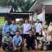 Sejumlah pihak dari PTPN IV Regional 4, Kejari Batanghari, dan relawan SEAD berfoto bersama warga Suku Anak Dalam usai kegiatan edukasi dan pembagian sembako di Desa Jelutih, Kabupaten Batanghari, Jambi, Minggu (31/8/2025). (Dok. Daus)