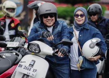 Kepala Dinas PUPR Provinsi Jambi, Muzakir, bersama istri mengikuti kegiatan Sunmori Merdeka dalam rangka memperingati HUT ke-80 Republik Indonesia di Kota Jambi, Minggu (24/8/2025). (Dok Stepanus)