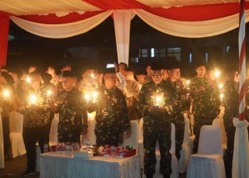 Danrem 042/Gapu Brigjen TNI Heri Purwanto bersama Forkopimda Jambi menyalakan lilin dalam doa bersama dan aksi damai 1.000 lilin di Mapolda Jambi, Minggu (31/8/2025) malam. (Dok.Nahar)