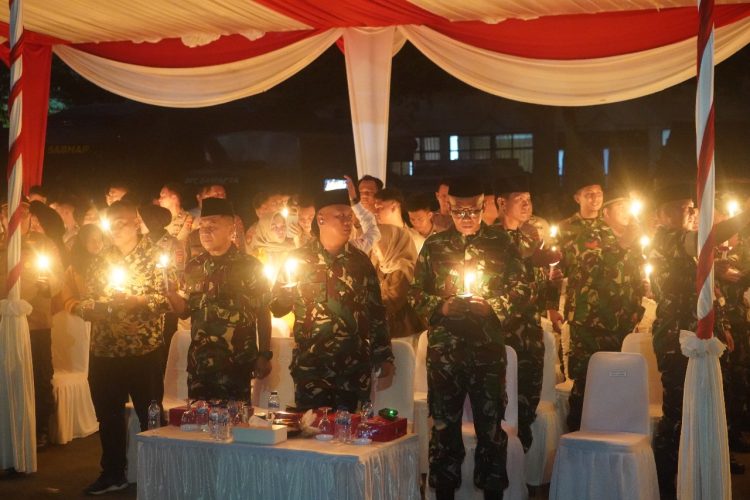 Danrem 042/Gapu Brigjen TNI Heri Purwanto bersama Forkopimda Jambi menyalakan lilin dalam doa bersama dan aksi damai 1.000 lilin di Mapolda Jambi, Minggu (31/8/2025) malam. (Dok.Nahar)
