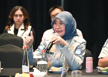 Plt. Dirut Jasa Raharja, Dewi Aryani Suzana, menyampaikan sambutan pada FGD Keselamatan Perlintasan Sebidang Kereta Api di Kantor Pusat Jasa Raharja, Jakarta (27/8/2025). (Dok.Humas)