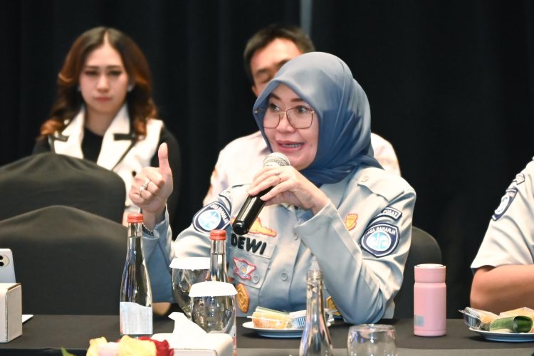 Plt. Dirut Jasa Raharja, Dewi Aryani Suzana, menyampaikan sambutan pada FGD Keselamatan Perlintasan Sebidang Kereta Api di Kantor Pusat Jasa Raharja, Jakarta (27/8/2025). (Dok.Humas)
