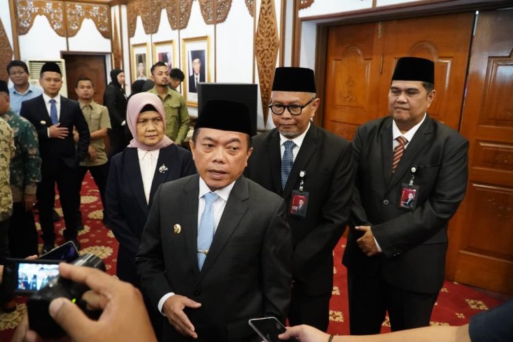 Gubernur Jambi Al Haris memberikan keterangan usai melantik jajaran direksi baru Bank Jambi di Auditorium Rumah Dinas Gubernur Jambi, Senin (1/9/2025). (Dok.Stepanus)