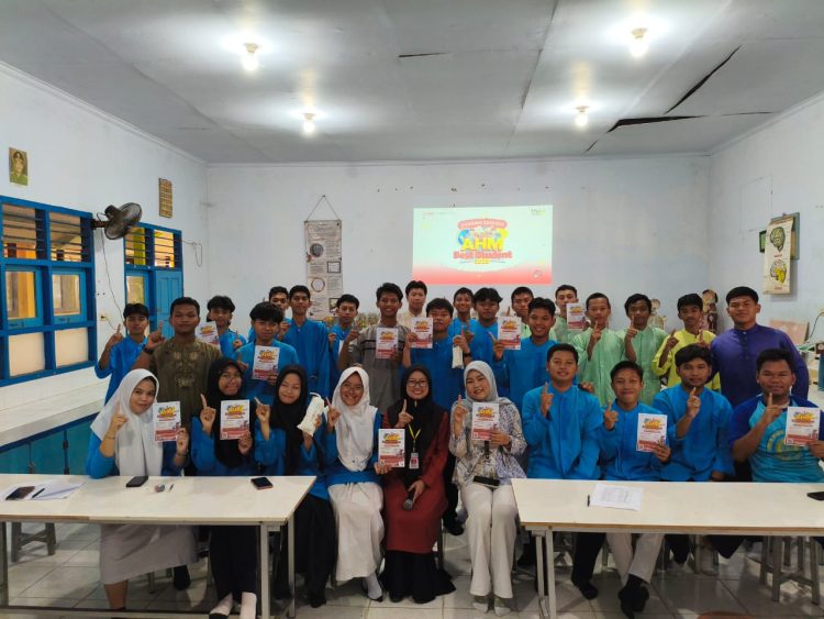 Para pelajar SMA/SMK di Jambi bersama tim Sinsen mengikuti sosialisasi program AHM Best Student 2025. (Dok.daus)