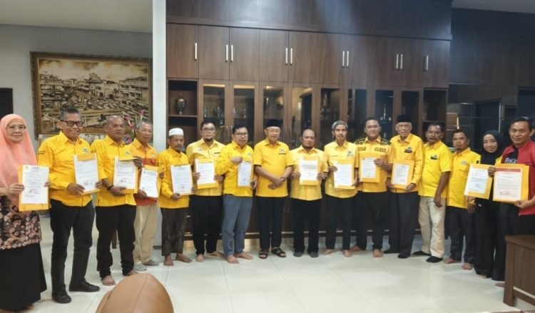 Ketua DPD I Golkar Jambi H. Cek Endra bersama pengurus DPD II, organisasi sayap, dan ormas usai menerima deklarasi serta surat dukungan resmi jelang Musda Golkar, Senin (1/9/2025). (Dok.Daus)