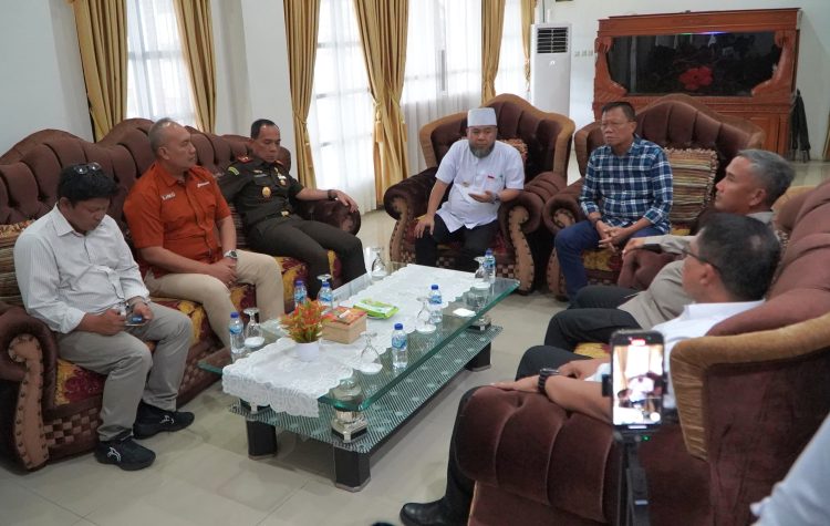 Gubernur Bengkulu, Helmi Hasan bersama Forkopimda menggelar rapat  dengan PT Pelindo II, Pertamina, serta KSOP di ruang VIP Bandara Fatmawati Soekarno, Rabu (10/9). (Dok. Humas)
