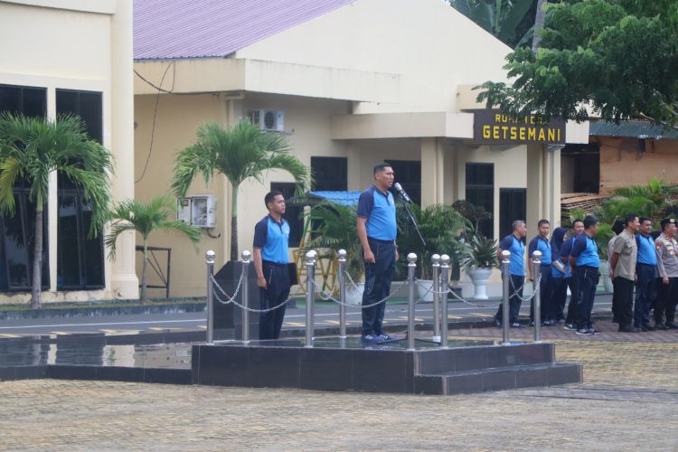 Kabid Humas Polda Bengkulu Kombes Pol Andy Pramudya Wardana memimpin apel olahraga di Lapangan Anton Soejarwo Polda Bengkulu, Selasa (16/9/2025). (Dok.Yola)