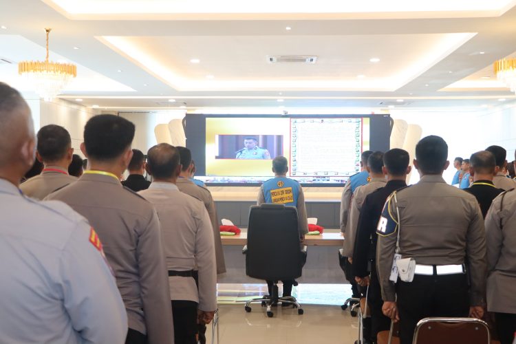 Personel Polda Bengkulu mengikuti kegiatan pengambilan sumpah dan penandatanganan pakta integritas Seleksi Dikbangum Terpadu 2025 secara virtual dari Gedung Awaloedin Djamin, Senin (15/9/2025). (Dok.Yola)