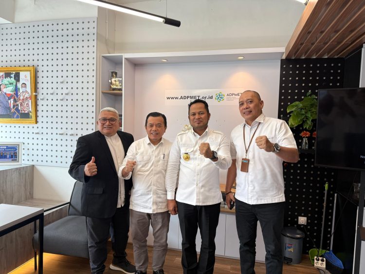 Gubernur Al Haris bersama jajaran pengurus ADPMET saat berdiskusi di kantor ADPMET, Gedung SCBD, Jakarta Selatan, Senin (15/9/2025). (Dok.Erit - kominfo)