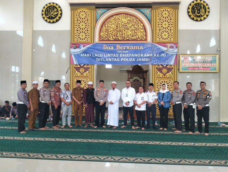 Dirlantas Polda Jambi Kombes Pol Adi Benny Cahyono bersama pejabat lintas instansi dan personel kepolisian mengikuti doa bersama dalam rangka Hari Lalu Lintas Bhayangkara ke-70 di Masjid Baiturrahman, Selasa (16/9/2025). (Dok.Nahar)