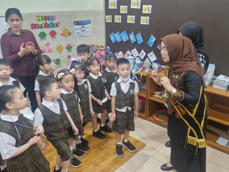 Bunda PAUD Provinsi Jambi, Hj. Hesti Haris, berinteraksi dengan siswa Karunia Global School saat kunjungan ke sekolah tersebut di Kota Jambi, Selasa (16/9/2025). (Dok.Daus)