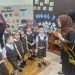 Bunda PAUD Provinsi Jambi, Hj. Hesti Haris, berinteraksi dengan siswa Karunia Global School saat kunjungan ke sekolah tersebut di Kota Jambi, Selasa (16/9/2025). (Dok.Daus)