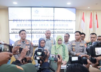 Plt. Direktur Utama Jasa Raharja Dewi Aryani Suzana saat, memeberi keterangan usai menyerahkan santunan kepada keluarga korban kecelakaan bus pariwisata di Probolinggo, Jawa Timur, Senin (15/9/2025). (Dok.Humas JR)