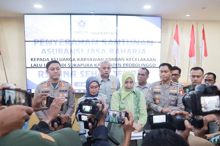 Plt. Direktur Utama Jasa Raharja Dewi Aryani Suzana saat, memeberi keterangan usai menyerahkan santunan kepada keluarga korban kecelakaan bus pariwisata di Probolinggo, Jawa Timur, Senin (15/9/2025). (Dok.Humas JR)