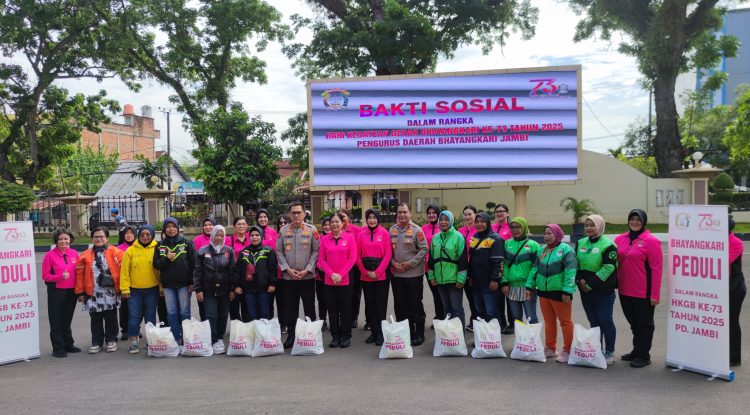 Pengurus Daerah Bhayangkari Jambi bersama Kapolda Jambi Irjen Pol Krisno H. Siregar menyerahkan bansos kepada pengemudi Ojol dalam rangka peringatan HKGB ke-73 tahun 2025 di Kota Jambi, Jumat (12/9/2025). (Dok. Nahar)