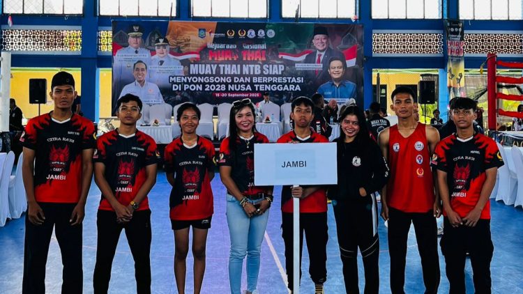 Tujuh atlet Muaythai Jambi bersama pelatih tampil dalam upacara pembukaan Kejurnas Muaythai 2025 di Lombok, NTB, Senin (15/9/2025). (Dok. Daus)
