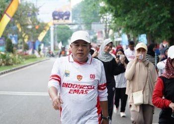 Kepala Dinas PUPR Provinsi Jambi, Muzakir, ikut serta dalam jalan santai peringatan HUT ke-80 RI di Kota Jambi, Sabtu (23/8/2025). (Dok. Stepanus)