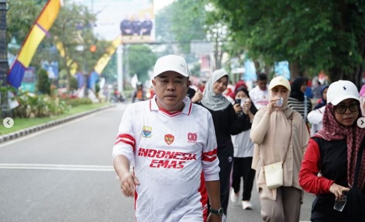 Kepala Dinas PUPR Provinsi Jambi, Muzakir, ikut serta dalam jalan santai peringatan HUT ke-80 RI di Kota Jambi, Sabtu (23/8/2025). (Dok. Stepanus)