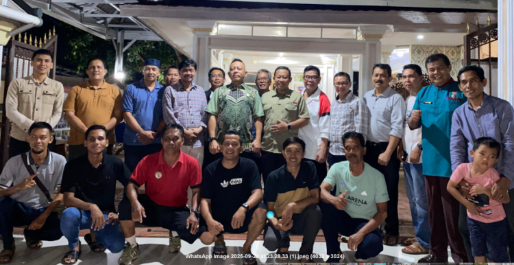 Koordinator Wilayah PBSI Pusat Sudarto Adinagoro berjabat tangan  (kanan ) dengan Ketua Pengprov PBSI Bengkulu Suharto (kiri) usai pertemuan konsolidasi menjelang Musprov PBSI Bengkulu 2025, Jumat (26/9/2025) malam. (Dok. Yola)