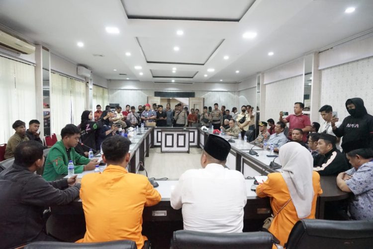 Suasana dialog antara pimpinan DPRD Kota Jambi dan massa Aliansi Mahasiswa dan Rakyat Bersatu usai aksi damai di Gedung DPRD Kota Jambi, Senin (1/9/2025). (Foto: DokStepanus)