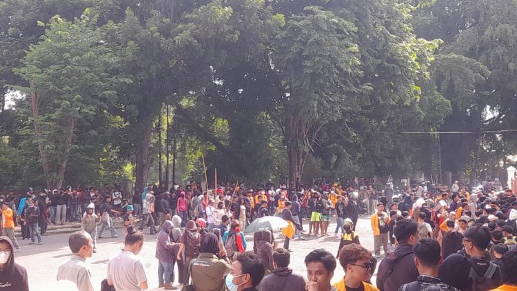 Ribuan mahasiswa dan elemen masyarakat sipil menggelar aksi demo jilid II di depan Gedung DPRD Provinsi Jambi, Senin (1/9/2025). (Foto: Stepanus)