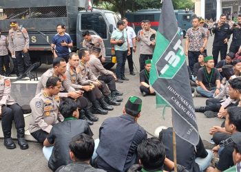 Wakapolda Jambi Brigjen Pol M. Mustaqim bersama jajaran duduk berdialog dengan mahasiswa HMI saat aksi unjuk rasa di Mapolda Jambi. Senin (1/9/2025) (Dok. Stepanus)
