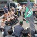 Wakapolda Jambi Brigjen Pol M. Mustaqim bersama jajaran duduk berdialog dengan mahasiswa HMI saat aksi unjuk rasa di Mapolda Jambi. Senin (1/9/2025) (Dok. Stepanus)